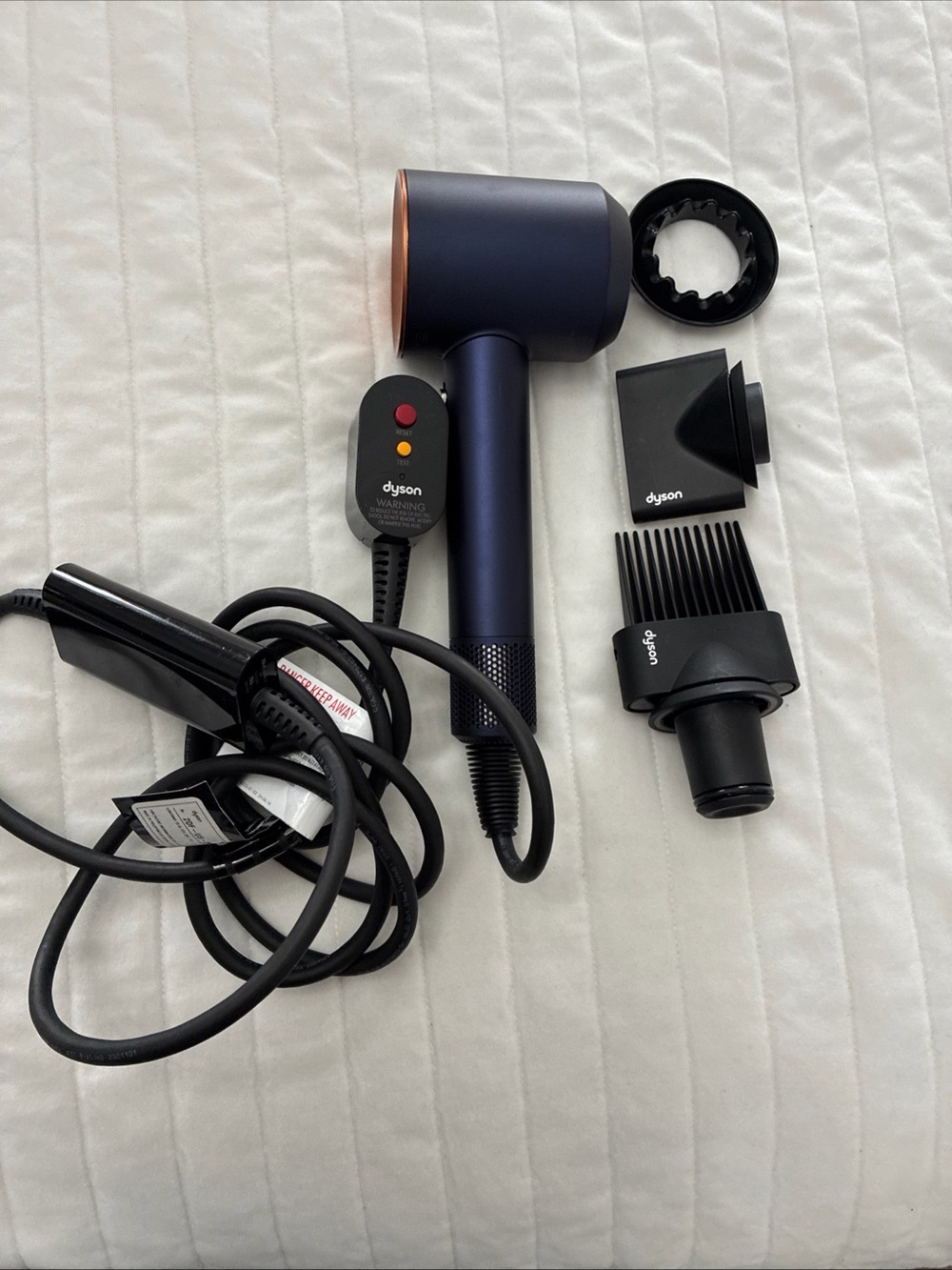 Dyson Supersonic™ hair dryer
(3 attachments) New no box